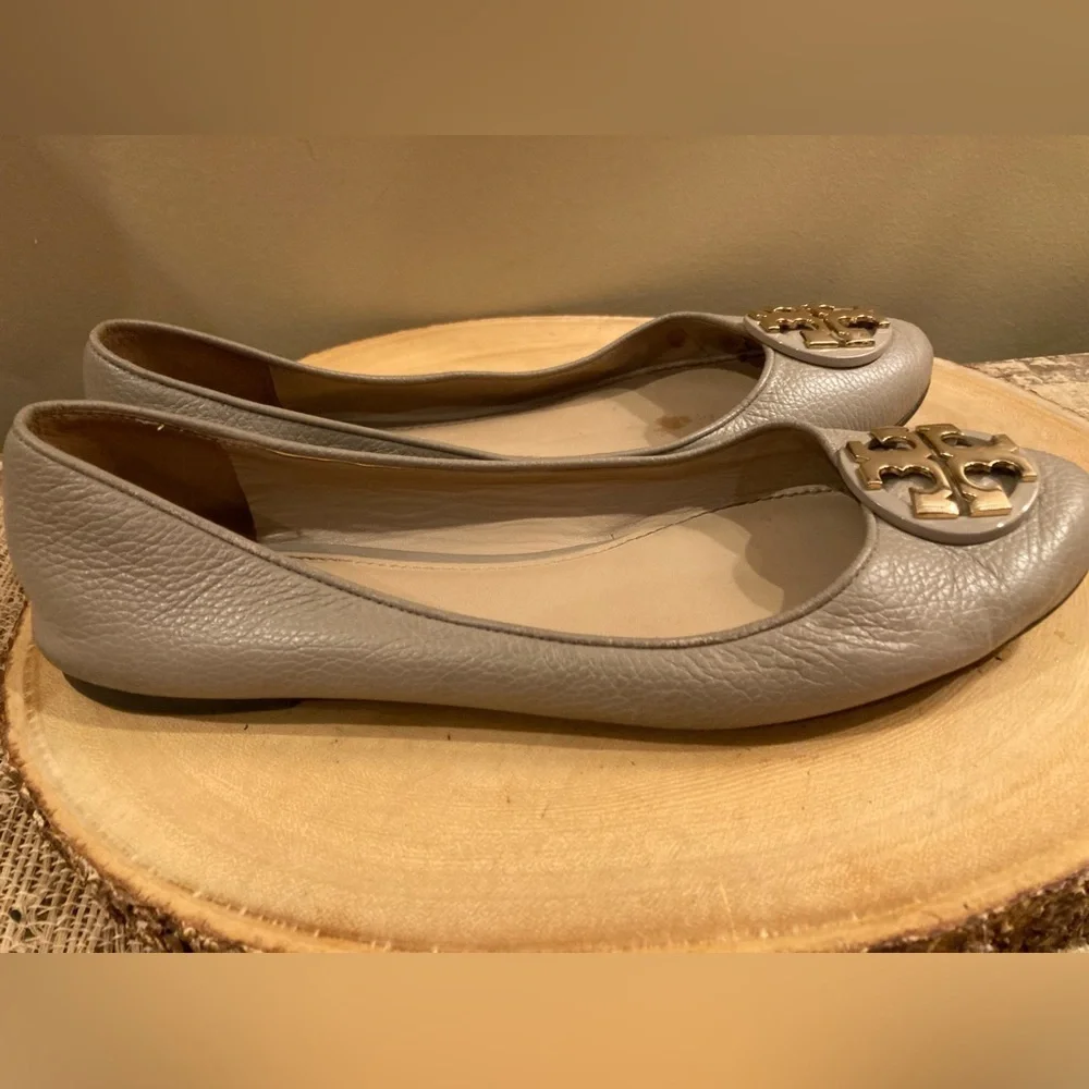 TORY BURCH Claire Ballet Flat Tumbled Leather Grey Slip On Logo Gold Flats‎ 8M